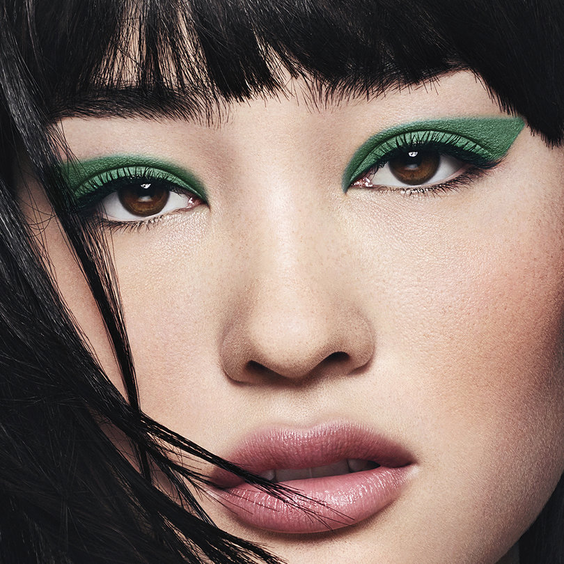 Holiday Makeup Ideas With Blue Liner, Pastel Eyeshadow & Matte Lips