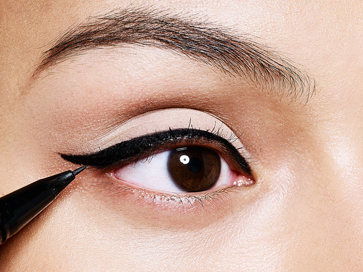 applying_eye-liner-technique