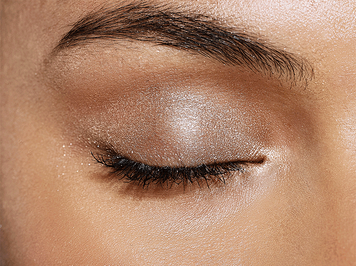 woman-with-subtle-evening-glowing-eye-makeup