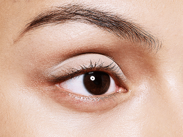 applying_eye-liner-technique