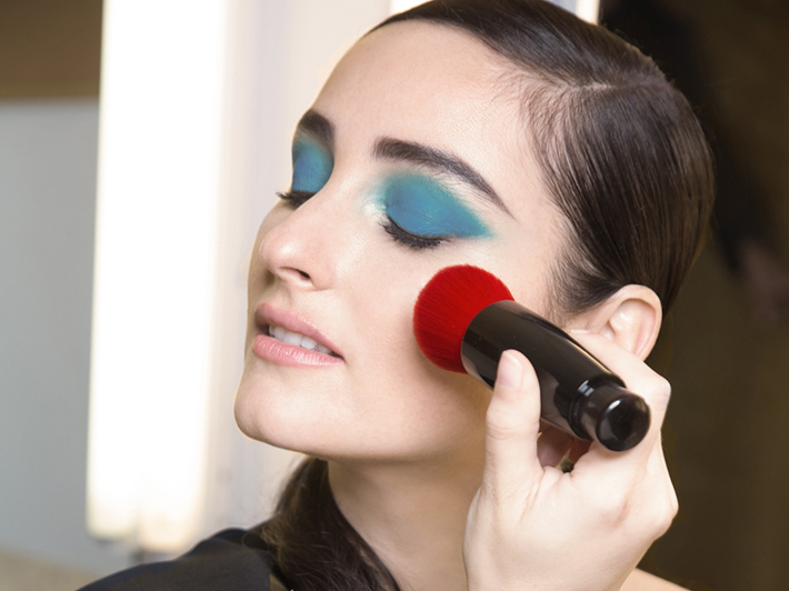 applying_eye-liner-technique