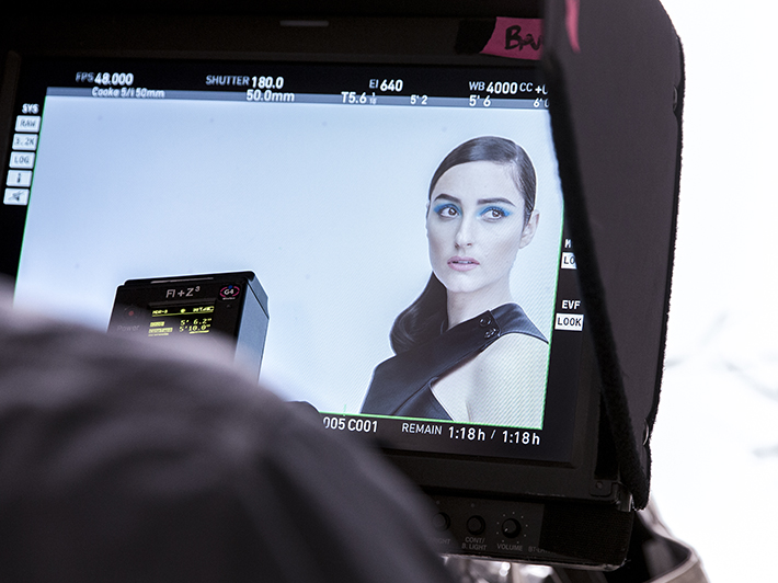 applying_eye-liner-technique