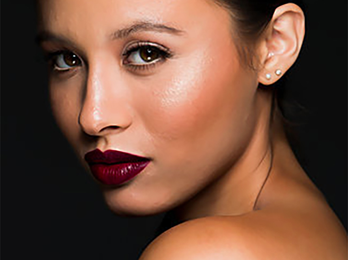 woman_with_90s_nude_makeup_look