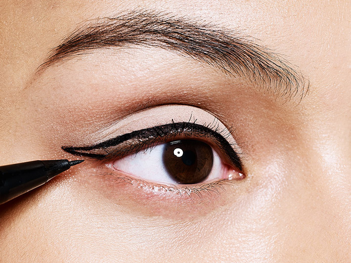 applying_eye-liner-technique